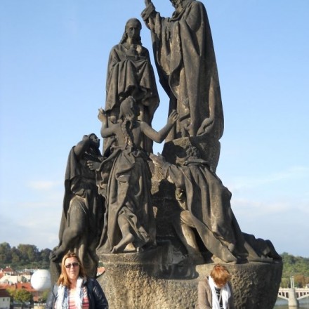 Марияна Бохотска - преподавател по БЕЛ, пред скулптурата на светите братя Кирил и Методий на Карлови